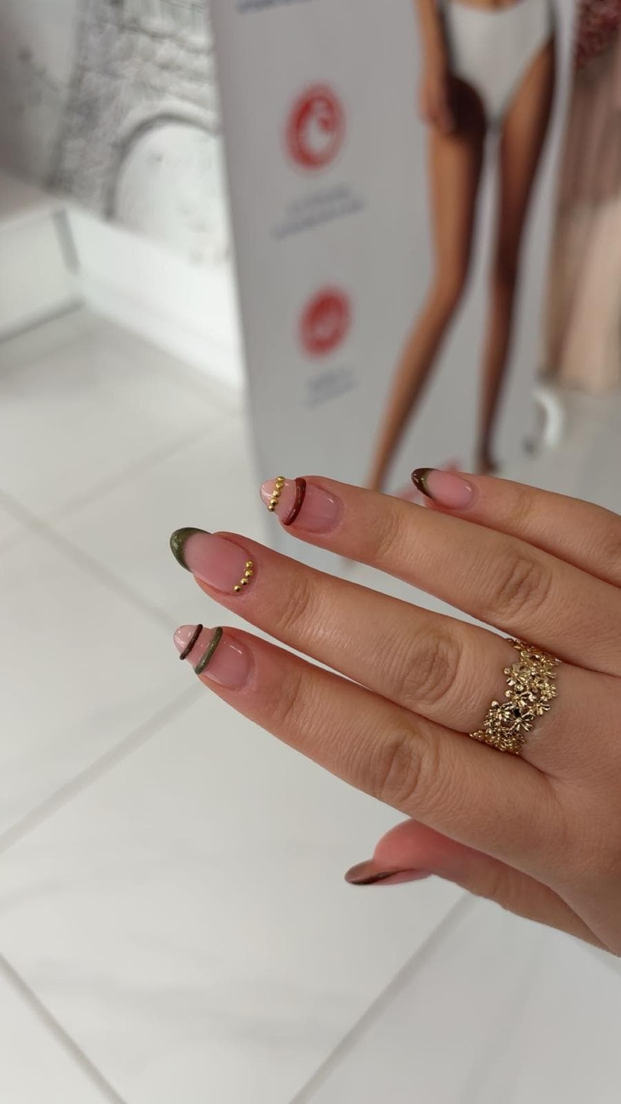 Manucure · détails dorés — réalisation présentée par Cinq Beautés
